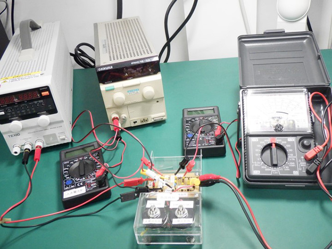 動作確認環境の例_電源とテスターの画像